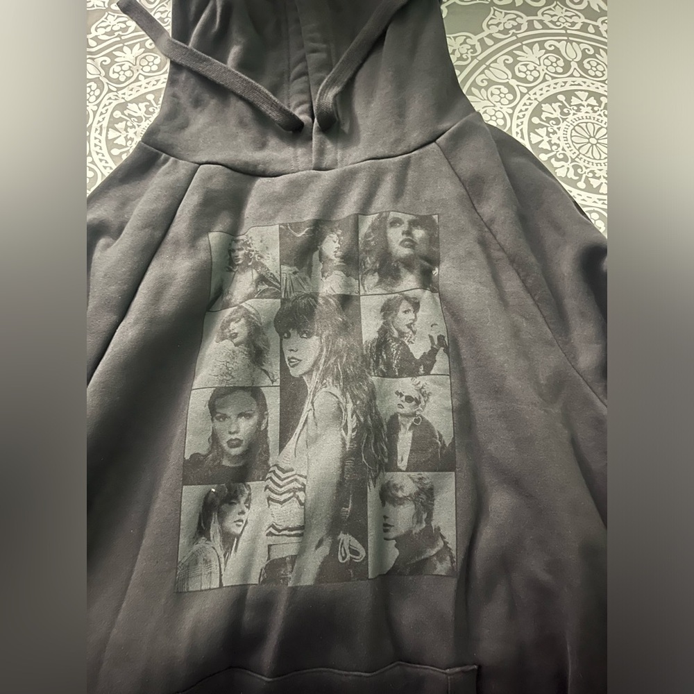taylor swift black hoodie from pittsburg night 2